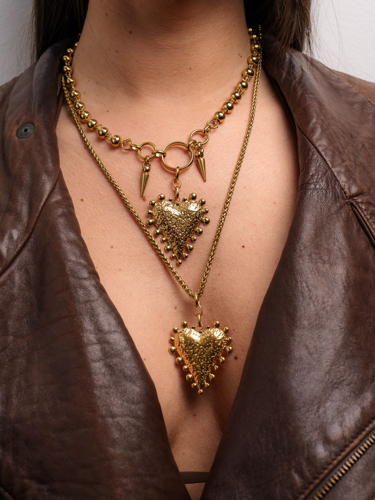 Un símbolo con carácter.  Este collar no es solo un accesorio, es una declaración. Su diseño voluminoso y su acabado en acero inoxidable lo convierten en el centro de cualquier look.  Llévalo solo o combínalo. En cualquier caso, no pasará desapercibido.