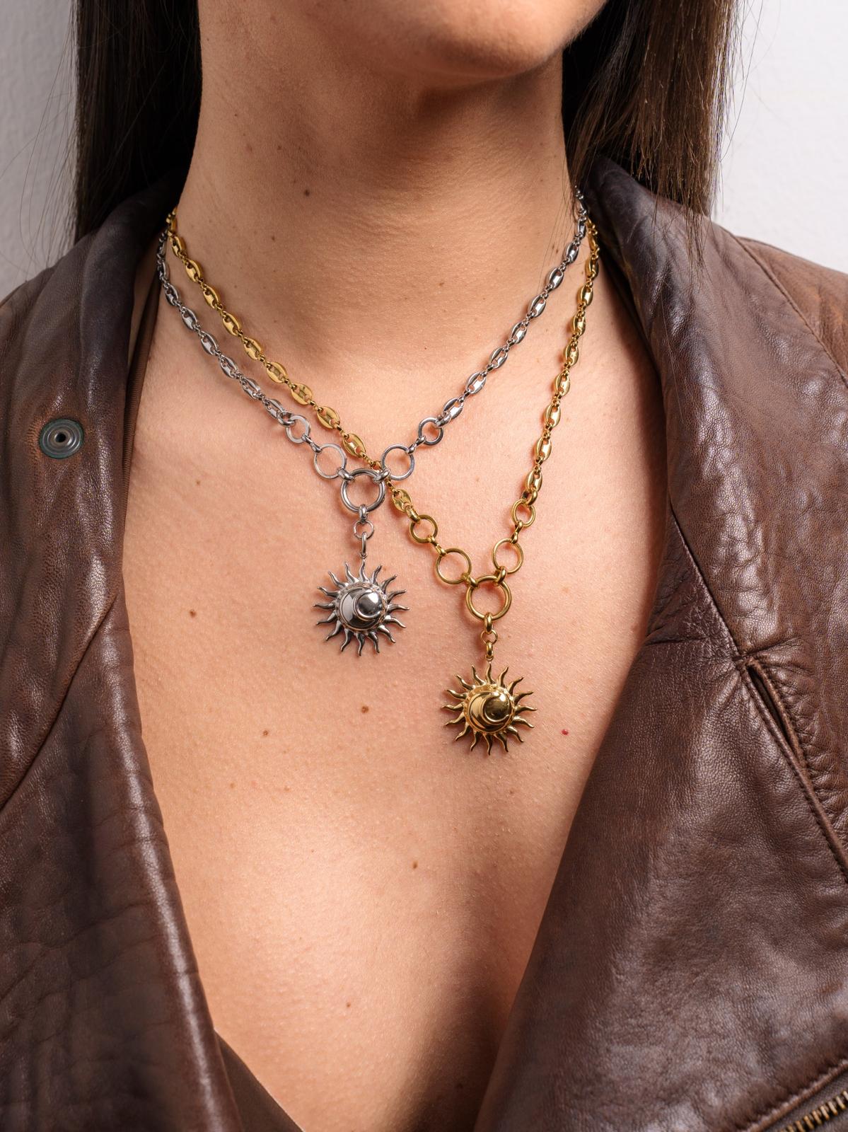 Un símbolo con carácter.  Este collar no es solo un accesorio, es una declaración. Su diseño voluminoso y su acabado en acero inoxidable lo convierten en el centro de cualquier look.  Llévalo solo o combínalo. En cualquier caso, no pasará desapercibido.