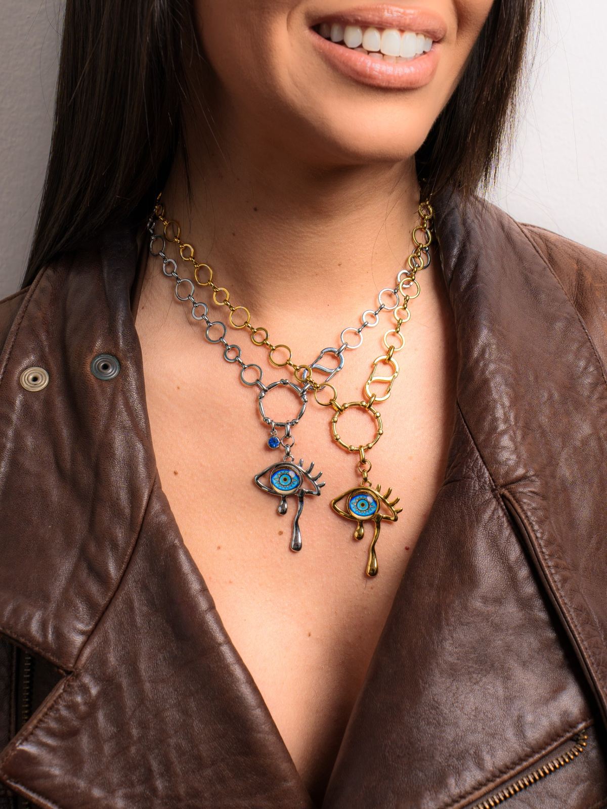 Un símbolo con carácter.  Este collar no es solo un accesorio, es una declaración. Su diseño voluminoso y su acabado en acero inoxidable lo convierten en el centro de cualquier look.  Llévalo solo o combínalo. En cualquier caso, no pasará desapercibido.